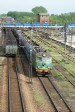 Zwei Kohlezge im Bahnhof von Trzebinia  Im Vordergrund eine EU07-144.