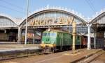 In groen Lettern steht mittig an den alten Bahnhofshallen  Wroclaw  (Breslau).
