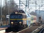 EU07-217 mit bunt gemischtem Schnellzug am Haken bei der Durchfahrt durch Poznan Garbary, 23.2.2014