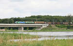 EU43-005 + eine weitere Lok + Güterwagen passieren auf ihrem Weg gen Westen die Oderbrücke zwischen Slubice und Frankfurt (Oder).