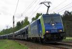 EU 43-005 der PKP-Cargo kommt hier mit Autowagen durch Bestensee gerauscht.  01.05.2010 