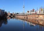 370 005-8 mit EC 45 (Berlin-Warschau) zu sehen am 16.02.19 in Berlin Jannowitzbrücke.