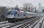 Am 14.Januar 2013 war 370 005 mit ihrem EC-Wagenpark in Berlin-Tiergarten auf dem Weg zum Berliner Hbf.