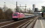 370 006 oblag am 28.03.15 die Bespannung des EC 55 nach Gdynia. Aus der Abstellanlage Grunewald kommend zieht sie ihren Wagenpark vorbei am S-Bahnhof Tiergarten zur Bereitstellung am Hbf.