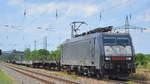 DB Cargo AG mit der polnischen MRCE Dispo   ES 64 F4-453  [NVR-Number: 91 51 5170 027-4 PL-DISPO] und einem Güterzug zum Transport für die VW-Nutzfahrzeuge im polnischen Werk (leer) am