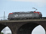 Die PKP-Elektrolokomotive 370 020-7 (EU46-508) war Anfang Mai 2021 mit einem wenig ausgelasteten Containerzug auf der Hochfelder Eisenbahnbrücke in Duisburg unterwegs.