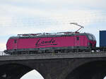 Die Laude-Elektrolokomotive 370 034-8 zog Anfang Mai 2021 einen Containerzug über die Hochfelder Eisenbahnbrücke in Duisburg.