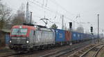 PKP CARGO S.A., Warszawa [PL] mit  EU46-507  [NVR-Nummer: 91 51 5370 019-9 PL-PKPC] mit Containerzug Richtung Frankfurt/Oder weiter nach Polen mit chinesischen Containern am 03.12.20 Berlin