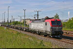 193 503 (91 51 5370 015-7 PL-PKPC | EU46-503 | Siemens Vectron) unterwegs mit leeren Containertragwagen in Halle-Ammendorf, Eisenbahnstraße, Richtung Bft Halle Gbf Süd.