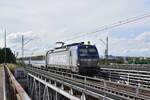 193 503 hat mit ihrem IC Stettin verlassen und überquert die Westoder südlich von Stettin.

Stettin 24.07.2023