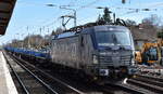 PKP CARGO S.A., Warszawa [PL] mit ihrer  EU46-517  [NVR-Nummer: 91 51 5370 030-6 PL-PKPC] und einem Ganzzug firmeneigener Drehgestell-Flachwagen mit Stahlbrammen beladen am 26.03.24 Höhe Bahnhof Berlin-Hirschgarten.