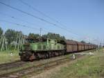 EL2-27 fhrt mit Selbstentladewagen am 03.07.2009 in Kleczew. Jede Lok fhrt immer mit 10 Wagen.