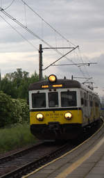 EN 57 1192  aus Wroclaw nach Medzylesie fährt in Klodzko Miasto ein.