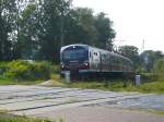 EN57 2058ra nach Stettin am 20.7.2007 auf einem Bahnbergang in Swinemnde.