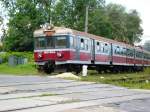 Ein EN57 fhrt am 24.7.2007 ber ein Bahnhbergang in Swinemnde