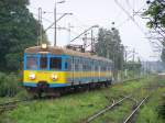 Ein Triebwagen der Baureihe EN57-1414 rb bei der Einfahrt in den Bahnhof Olesno.