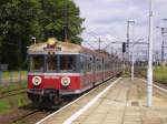 Ein EN57 fhrt im August 2008 in den Bahnhof Tarnowskie Gory ein!