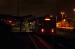 EN57 614 als Regionalbahn nach Katowice beim Halt in Katowice-Ligota (kurz bevor das Bild entstand ist die Bahnsteigbeleuchtung ausgefallen weswegen das Bild so  dunkel  ist ;)) (27.10.2013)