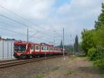 EN57-1084Ra nach Leszno kurz vor der Ankunft in Poznań Dębiec am 4.5.2015. Ich finde immer wieder erstaunlich, welche Vielfalt diese Baureihe bietet. Mal sind es moderne Stirnfronten, mal neugestaltete Seitenwände, immer wieder unterschiedliche Farbkleider ... 