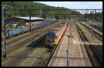 Blick von der Fußgängerbrücke auf die Bahnsteige und Gleise des Bahnhof Klodzko (Glatz) am 22.05.2016.