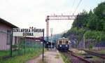 Zacken-Bahn Hirschberg–Schreiberhau (Jelenia Góra-Szklarska Poręba) im Riesengebirge, benannt nach dem streckenbegleitenden Fluß Zacken (Kamienna) und weiter nach Polaun