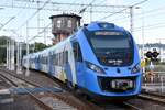 ŚWINOUJŚCIE (Woiwodschaft Westpommern), 07.07.2025, ED78-003 als Regionalzug nach Szczecin Gł. bei der Ausfahrt aus dem Bahnhof Świnoujście
