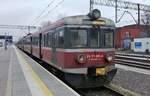 EN57-810 in Bahnhof Zielona Gora, 16.12.2018