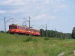 Ein Treibzug der BR.EN57 fhrt an dem Dorf Lomnica vorbei, er fuhr in richtung Katowice weiter.