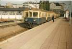 Der polnische Vorortzug EN57 928rb in Szczecin Glowny (Stettin Hbf) im November 1996.Links vom Zug das Depot Szczecin Glowny.