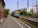 Ein EN57 verlsst den Bahnhof Opole im Sommer 2006.