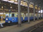 EN57-897 steht im Hauptbahnhof Breslau (Wroclaw Glowny) abfahrbereit nach Wegliniec.