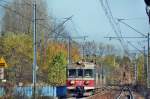 Einer der Letzten verbleibenden Leistungen in Oberschlesien die noch mit den Klassischen EN57 gefahren werden. EN57 614 beim Haltepunkt  Katowice-Piotrowice  als eine Regionalbahn (27.10.2013)