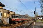 Einer der Letzten verbleibenden Leistungen in Oberschlesien die noch mit den Klassischen EN57 gefahren werden. EN57 614 beim Haltepunkt  Katowice-Piotrowice  als eine Regionalbahn (27.10.2013)