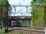 EN57-1239ra schlängelt sich durch die Kurve unter der Eisenbahnbrücke. Gleich wird er Wrocław Brochów erreichen. 3.5.2015