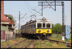 EN57-2335 verlässt in Höhe des Depots am 22.05.2016 den Bahnhof Kamienice Zabkowicki.