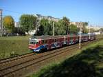 EN94-04 als WKD-Vorortzug nach Milanwek Grudw in Pruszkw, (hinter dem Bahnhof Pruszkw WKD), 8.10.2006.
