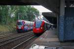 Privatbahnen in Polen: WKD S-Bahn mit EN 97-013a PESA anlässlich einer Kreuzung mit AKMWA 2150 009-0 in WARSZAWA OCHOTA am 14. August 2014.  
Foto: Walter Ruetsch