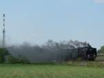 Pm36-2 fhrt an, die Rauchwolke versteckt die zahlreichen Eisenbahnfans.