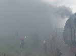 Rauchig geht es zu auf der Dampflokparade. Der kleine Schaffner stört sich nicht daran. 30.4.2016, Wolsztyn