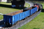 Die Diesellokomotive 294 582-2 holte Ende April 2021 zwei leere Güterwagen ab, so gesehen im Rheinpark in Duisburg-Hochfeld unterwegs.