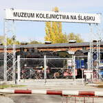 Das Eingangstor mit Blick auf den Rundlokschuppen.Um in das Museumsgel�nde zu gelangen , muss man die Bahnstrecke Jaworzyna   -  Świdnica ( deutsch Schweidnitz, schlesisch Schweinz) �berqueren.