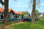 Die WLs40-100 der Parkeisenbahn Maltanka in Poznan wartet am 05.05.2016 in der gleichnamigen Endstation auf die Abfahrt zu ihrer Rundtour. Die Idylle täuscht ein wenig, denn in unmittelbarer Nähe befindet sich eine stark befahrene Straßenkreuzung.