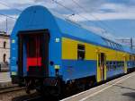 Doppelstockwagen der PKP in blau/hellgelb, Tren hellgelb, bergangs-Tren rot am 28.06.2005 in Bialystok / Ost-Polen.