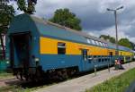 Zwei Doppelstockwagen der PKP am 28.06.2005 in Bialystok / Ost-Polen, linke Wagen in blau/gelb, Tren blau, bergangs-Tren blau.