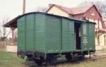 Fast knnte dieser Schmalspur Begleitwagen der PKP ein Lehmann Modell sein.
Zumindest liee er sich leicht mit den vorhandenen LGB Modellen nachbauen.
Dieses Fahrzeug war am 17.4.1992 auf der Schmalspurbahn von Gryfice nach
Rewal im Einsatz und stand hier im Bahnhof Rewal unmittelbar in Nhe der Ostsee.