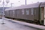 Gepckwagen in alte Farbe fotografiert in Paris gare du Nord am 14-07-1993.