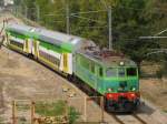 EU07-503 mit 2 Bombardier-Dostowagen als 12231 (Linie KM8) direkt vor Warszawa Służewiec.