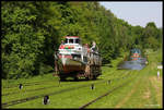 Oberlandkanal bei Buczyniec am 22.05.2012: Der Oberlandkanal in Polen ist heute  eine viel besuchte touristische Attraktion; denn dort wird man als Passagier auf dem Schiff mittels einer Standseilbahn über fünf Berge gezogen. Eine dieser Bergpassagen befindet sich bei Buczyniec. Am 22.05.2012 hielt ich eine solche Fahrt im Bild fest: Die MARABU befindet sich bereits im Aufstieg auf der fünften schiefen Ebene aus Richtung Elblag gesehen.