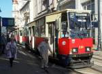 An einer Haltestelle in der Danziger Straße steigen Fahrgäste aus Wagen 231 der Linie 2. (1. Oktober 2015)