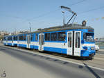 Ein E1-Staßenbahnfahrzeug in Krakau.